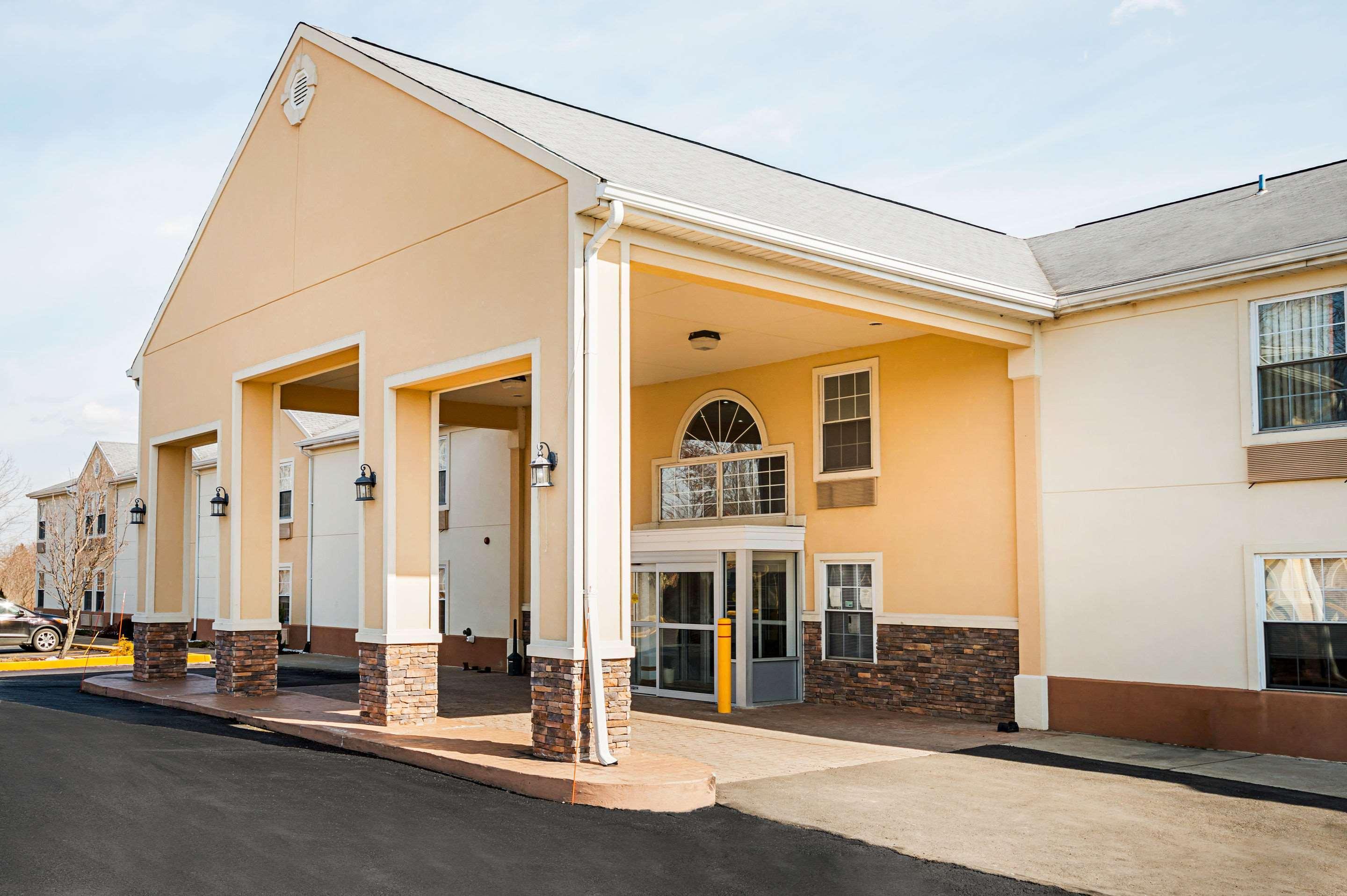 Quality Inn Fairmont Exterior photo