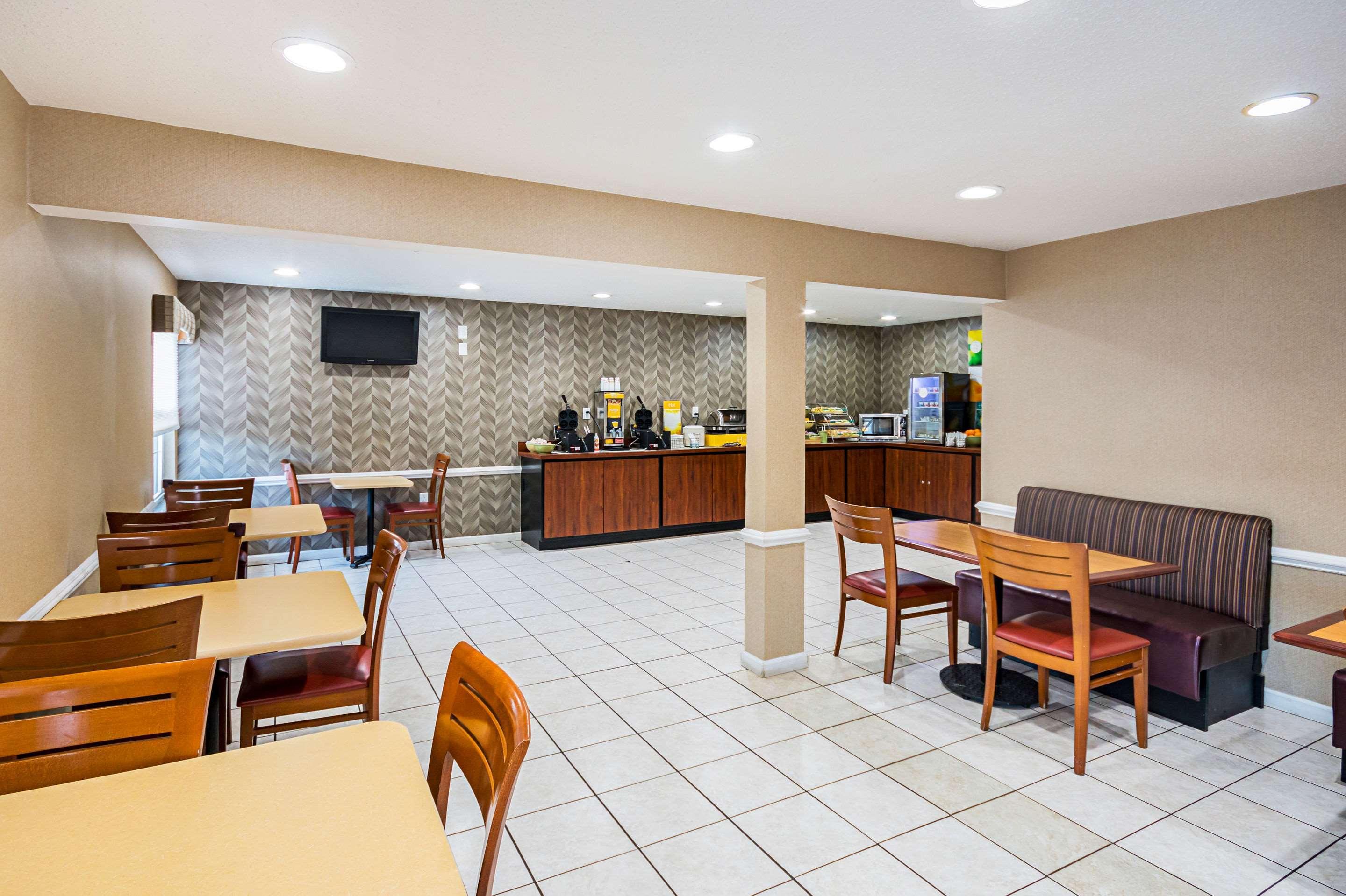 Quality Inn Fairmont Exterior photo