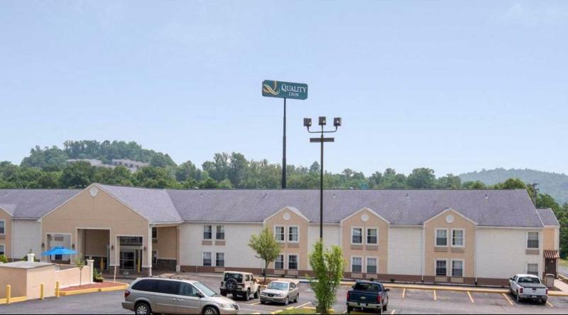 Quality Inn Fairmont Exterior photo