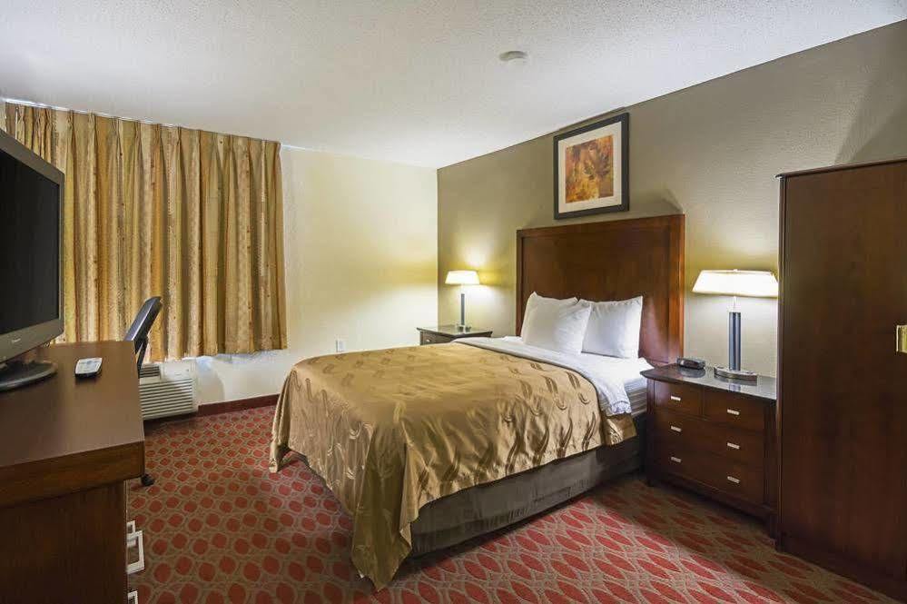 Quality Inn Fairmont Exterior photo